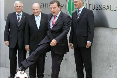 Gerhard Schröder chuta un balón durante su visita ayer a la Federación Alemana de Fútbol en Francfort.
