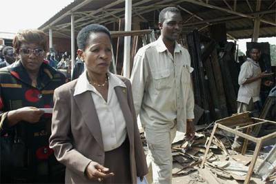 Anna Tibaijuka, enviada especial de la ONU a Zimbabue, en su visita a un área demolida de Harare.