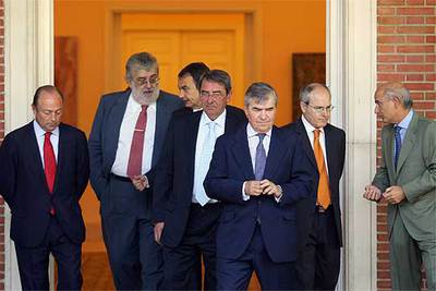 De izquierda a derecha, Javier Díez de Polanco, José Manuel Lara, José Luis Rodríguez Zapatero, Alejandro Echevarría, José María Bergareche, José Montilla y Jaime Castellanos, ayer en el palacio de la Moncloa.