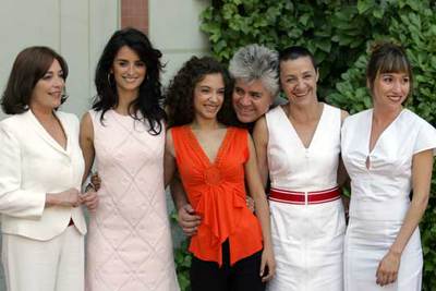 De izquierda a derecha, las actrices Carmen Maura, Penélope Cruz, Johana Cobo, Blanca Portillo y Lola Dueñas junto al director Pedro Almodóvar (en el centro) ayer durante la presentación del rodaje de  Volver.  