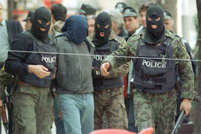 Policías búlgaros detienen a un traficante de droga en Sofía.