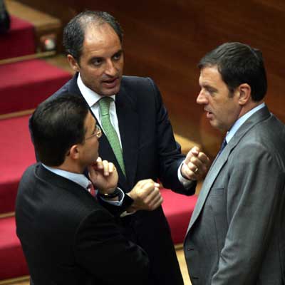Serafín Castellano, Francisco Camps y Joan Ignasi Pla, en un receso del debate parlamentario.