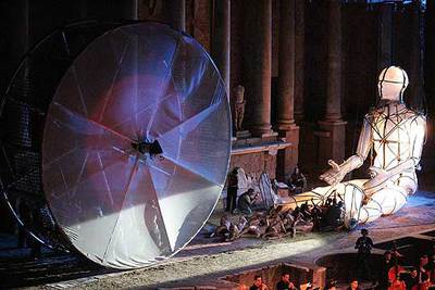 Un momento del espectáculo de La Fura dels Baus con el muñeco gigante que representa a Prometeo.