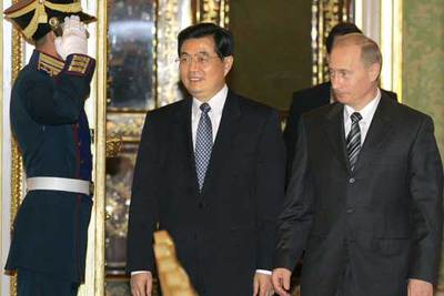 El presidente chino, Hu Jintao (izquierda), y el ruso, Vladímir Putin, en el Kremlin.