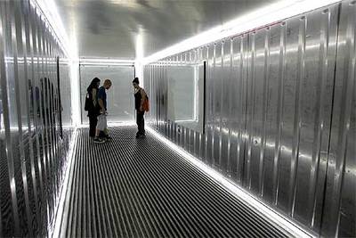 Dentro de un contenedor de mercancías