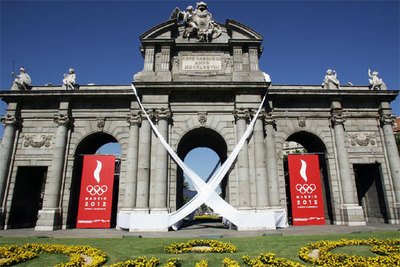 Las 'bandas blancas' de la pobreza visten los monumentos