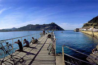 Desde el puerto de San Sebastián parten regularmente lanchas motoras a la isla de Santa Clara y un barco turístico que recorre la bahía en verano.