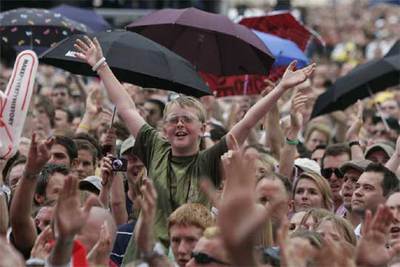 Imagen de los espectadores que asistieron ayer en Hyde Park al macroconcierto Live 8 a favor de África.