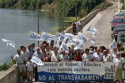 Los componentes de la  Mesa del Xúquer   en una de las calles de Riola junto al río. 