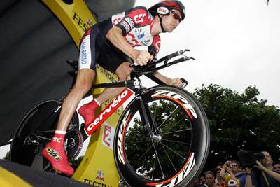 El estadounidense David Zabriskie, primer líder del Tour, en el momento de efectuar su salida en la contrarreloj inicial.