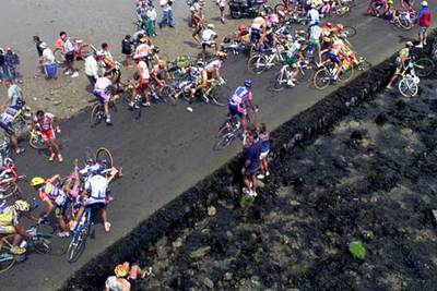 Una imagen de la caída múltiple en 1999 en el paso que une el continente y la isla atlántica de  Noirmoutier.