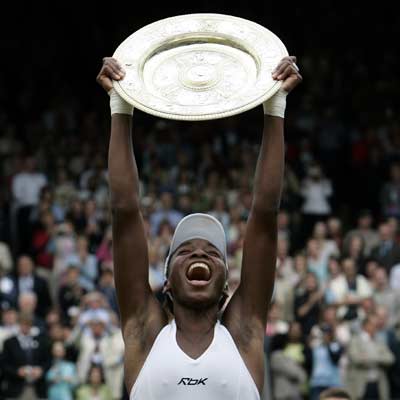 Venus Williams alza, eufórica, el trofeo.
