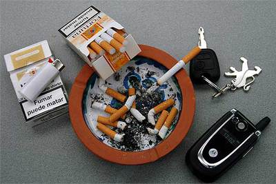 Mesa de trabajo de un fumador.