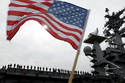 El portaaviones  Nimitz  leva anclas en San Diego para poner rumbo a Irak en marzo de 2003, poco antes de iniciarse la invasión estadounidense de aquel país.