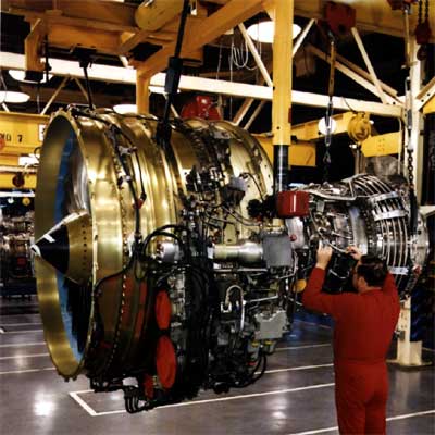 Un operario trabaja en un motor para reactores de GE.