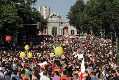 Los manifestantes, a su paso por la Puerta de Alcalá.