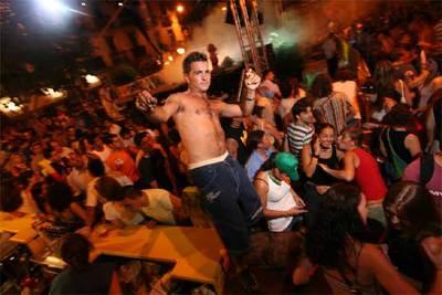 La fiesta nocturna en las calles del barrio madrileño de Chueca.