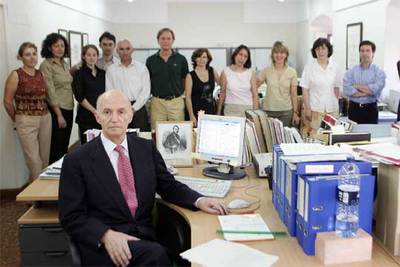 Gonzalo Anes, junto al equipo que ha trabajado en la elaboración del  Diccionario biográfico español.  