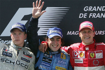 Alonso saluda desde el podio flanqueado por Raikkonen, a su derecha, y Schumacher.