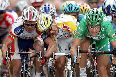 Boonen, al cruzar la meta, momento en el que se observa la maniobra antideportiva de McEwen, que empuja con la cabeza a O'Grady.