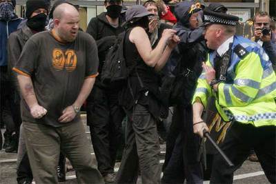 La policía británica se enfrenta a manifestantes contra la cumbre del G-8 en Edimburgo.