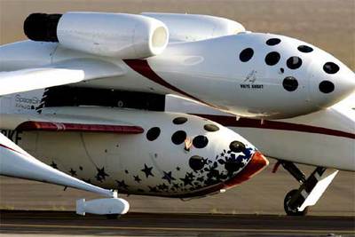 La nave  SpaceShipOne,  que realizó el primer vuelo suborbital privado, sujeta al avión  White Knight  antes de despegar.