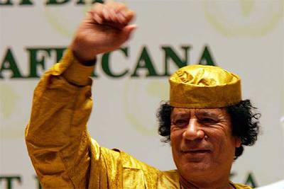El líder libio, Muammar el Gaddafi, se despide al terminar ayer la V cumbre de la Unión Africana.