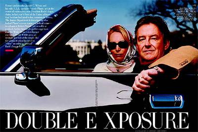 Valerie Plame y su marido, Joseph Wilson, posan en su Jaguar descapotable para la revista  Vanity Fair,  en 2003.