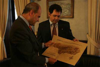 Manuel Chaves recibe, de manos de Julián Álvarez, un mapa de Andalucía de la época de Tartessos.