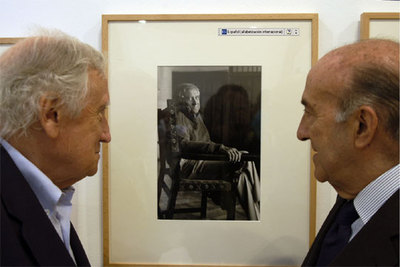 El editor Francisco Pérez González (a la izquierda) mira una foto suya realizada hace años en el palacio de la Magdalena, acompañado por el historiador Antonio Lago.