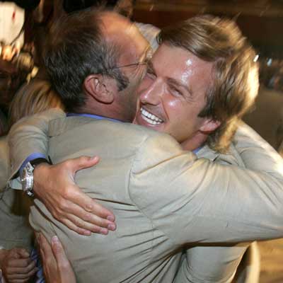 David Beckham y un delegado británico se abrazan entusiasmados.