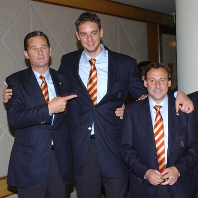 Iñaki Urdangarín, Paul Gasol y Fermín Cacho posan antes de las votaciones.