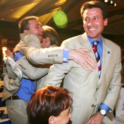 Coe y otros miembros de la candidatura, tras conocer el triunfo.
