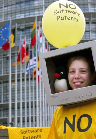 Una manifestante, ante la Eurocámara en Estrasburgo (Francia).