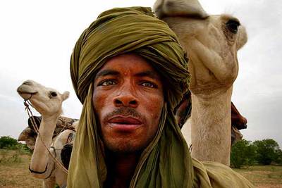 Un tuareg, comunidad nómada extendida en Burkina Faso y otros países africanos, camina junto a sus camellos.