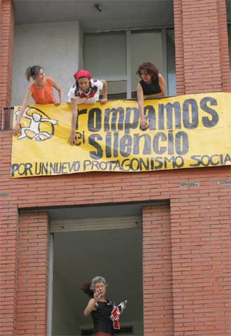 Varias mujeres cuelgan una pancarta con el lema  Rompamos el silencio  tras  okupar  el edificio.