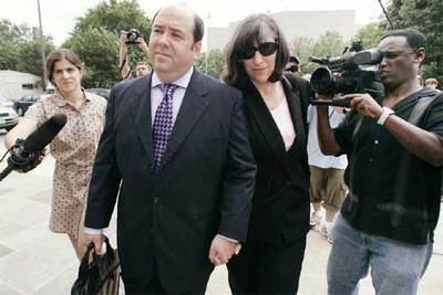 Matthew Cooper, de  Time,   se dirige con su mujer al tribunal de distrito.