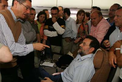 Alberto Ruiz-Gallardón conversa con Mariano Rajoy en el vuelo de regreso a Madrid.