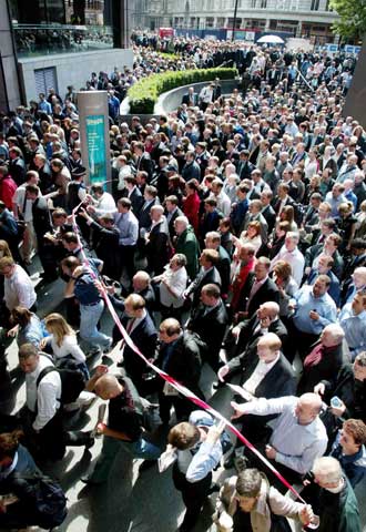 Cientos de personas ingresan en la estación de trenes y metro de Liverpool Street, reabierta horas después de la explosión.
