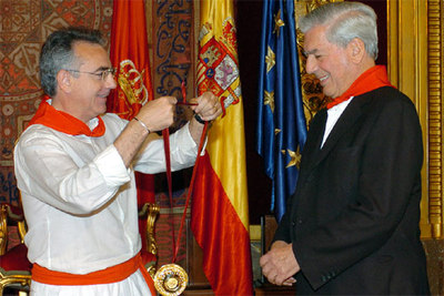 El presidente navarro Miguel Sanz le impone el catavinos a Mario Vargas Llosa.