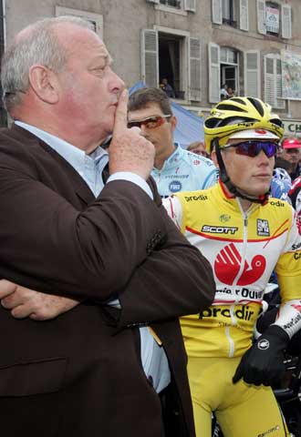 UN MINUTO DE SILENCIO.