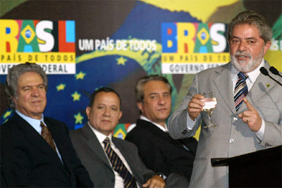 El presidente Lula (derecha) presenta a los tres nuevos ministros: el primero desde la izquierda es Helio Costa (Comunicaciones), el del medio es Silas Rondeau (Minas y Energía) y el siguiente es Saraiva Felipe (Sanidad).