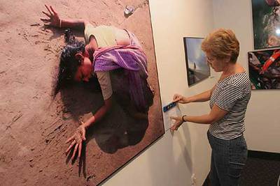 Una mujer identifica la foto en la que Arko Datta reflejó el llanto de una mujer por la muerte de un familiar durante el  tsunami  del pasado diciembre.