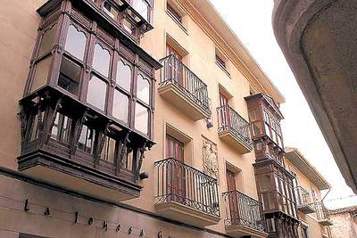 La renovada fachada del hotel La Joyosa Guarda, en el casco antiguo de Olite (Navarra).