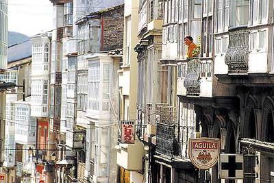 Galerías acristaladas, típicas de las ciudades gallegas, en el centro de Ferrol.