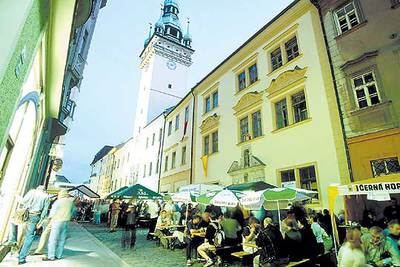 Terrazas en la calle de Radnicka, en el centro histórico de Brno, en las inmediaciones del Ayuntamiento.