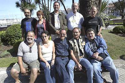 De izquierda a derecha, sentados, Lorenzo Lunar, Rebeca Murga, Fritz Glockner, Eduardo Monteverde y Paco Ignacio Taibo II; de pie, Leonardo Padura, Anne Marie Metailié, Elmer Mendoza, Justo Vasco, Raúl Argemí, ayer en Gijón.