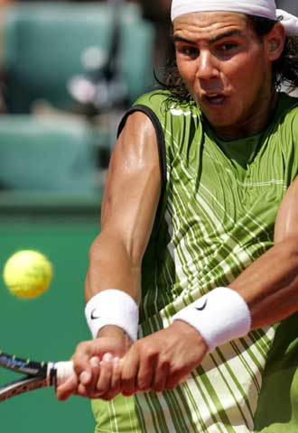 Rafael Nadal golpea la pelota con firmeza.