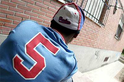 Un miembro de los  Latin Kings  posa de espaldas en un barrio del sur de Madrid.