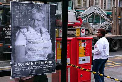 La fotografía de una mujer desaparecida pegada en una parada de autobús frente a la estación de King's Cross.